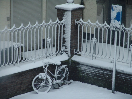 fiets in de sneeuw