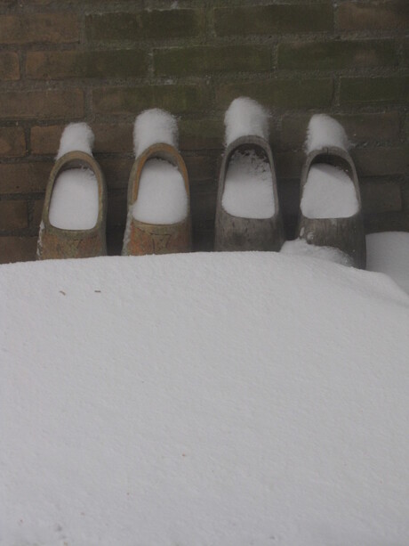 Klompen in de sneeuw