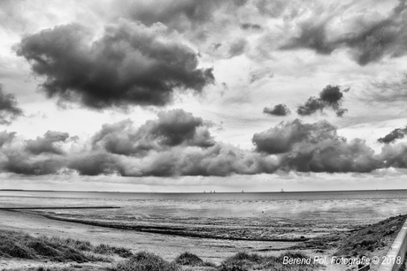 Donkere wolken boven het WAD