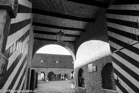 Doorkijkje binnenplein Kasteel Mheer