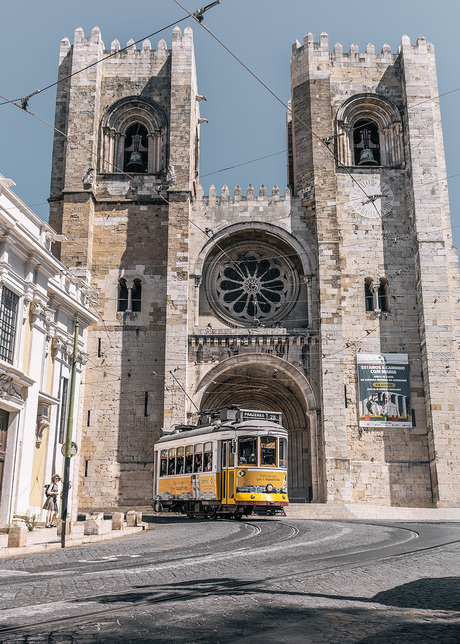 Kathedraal van Lissabon met een gele tram