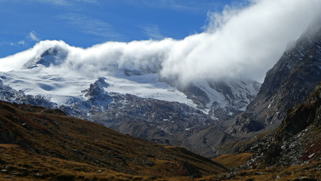 de  wolken rollen  over  de  bergen