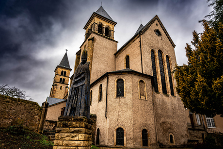 Historische Rust: Kerk van Echternach onder Dreigende Luchten