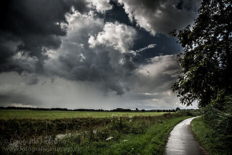 Donkere wolken boven Roosendaal & Nispen