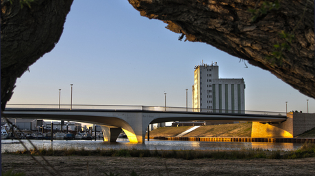 Doorkijk op nieuwe brug van Wanssum