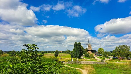 Hollandse lucht boven Limburgse molen