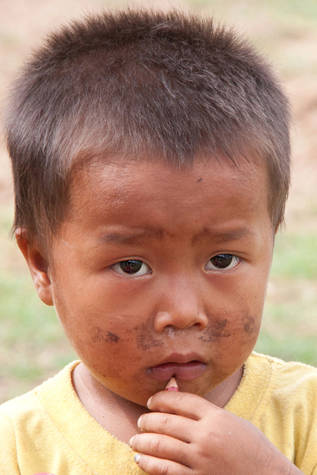 Faces of Cambodja -19- jongen met potlood