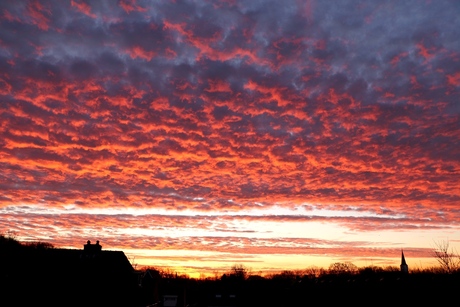 Vlammende zonsopkomst in Heiloo