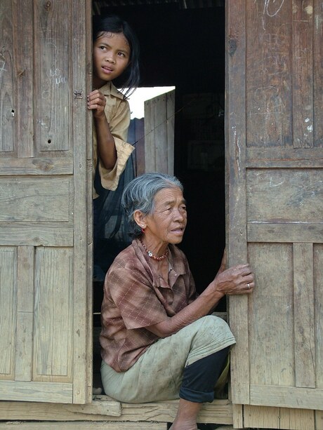 Oma met kleinkind - Blik op het verleden en naar de toekomst (Cambodja).JPG