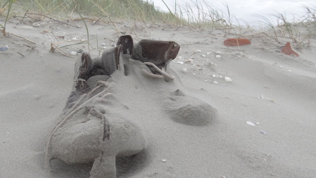 Met het zand in de schoenen