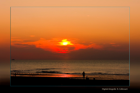 Zonsondergang aan zee