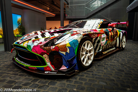 Zeer kleurrijke Aston Martin