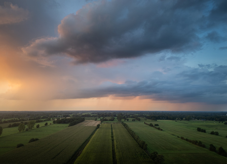 Onweersbuien tijdens zonsondergang