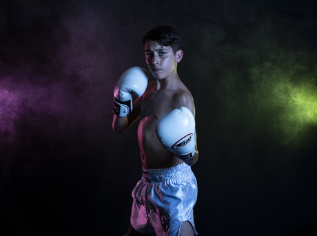 Kickbox shoot met rook en gekleurde lichten 