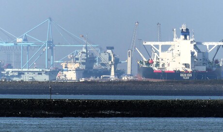 P1240089  Vliegdekschip  speelt verstoppertje  in de Maasvlakte 1  25 mrt 2024  