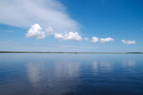 Zonnige lucht Lauwersmeer