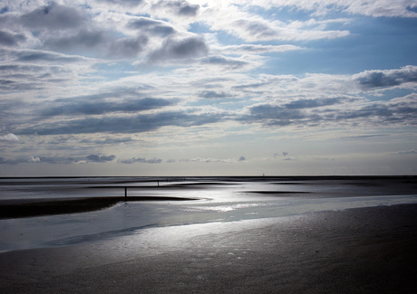 Een bijna drooggevallen strand van Texel.