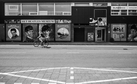 Fietser langs het beatle museum