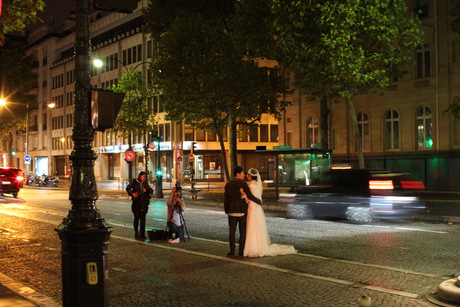 Bruidspaar op de Champs Elysées