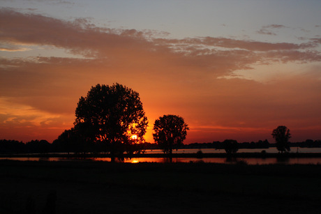 Zonsondergang Megen