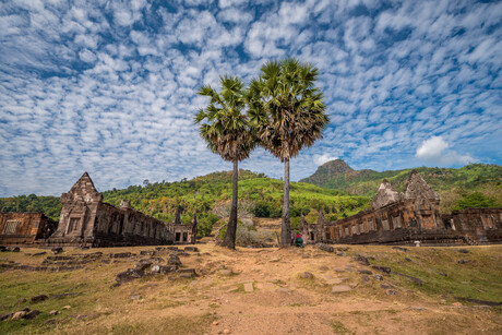 Schapenwolken boven de Wat Phou tempel in Champasak, Laos