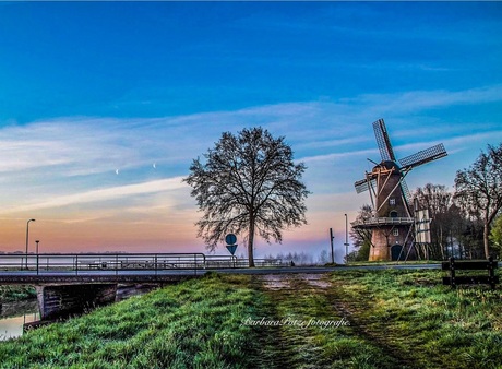 Molen tijdens zonsopkomst. HDR