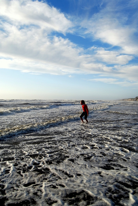 Jongentje op het strand.