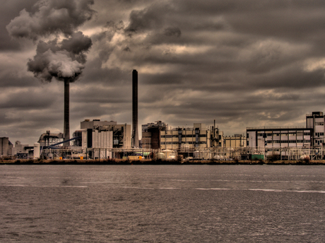 Noorzeekanaal met industrie