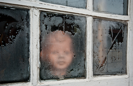 kind achter raam
