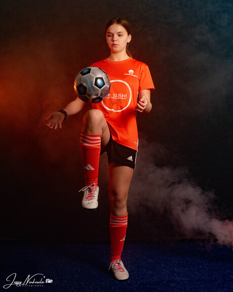 Voetbal fotoshoot met gekleurde lichten en rookmachine