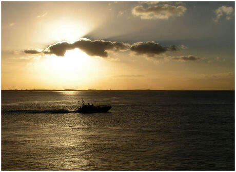 Loodsboot bij zonsondergang