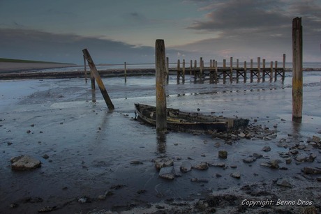 Vergaand bootje op het wad