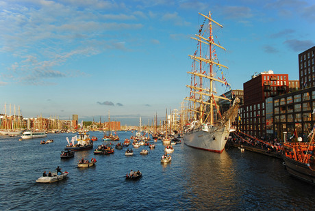 Tall Ship 'Dar Mlodziezy' in het avondzonnetje