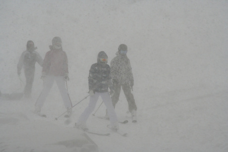 Skiënde kinderen in sneeuwstorm