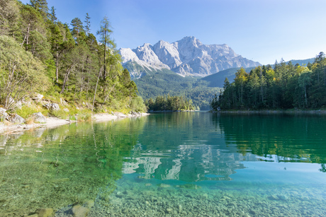 De Eibsee bij de Zugspitze overdag