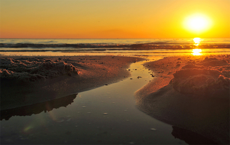 zonsondergang aan zee