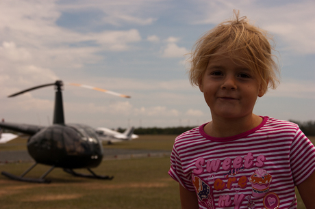 Meisje bij de helikopter