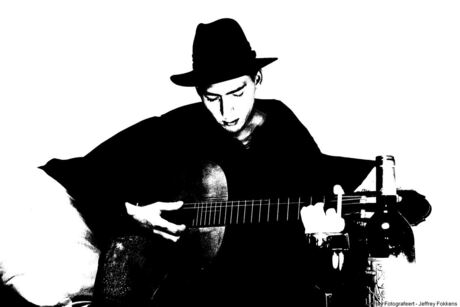 Zelfportret met me gitaar 3 zwart/wit