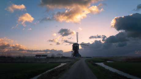 Windmolen en Nederlandse wolken