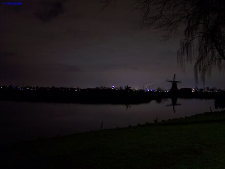 Kijkende vanuit Westzaan naar Zaandam.