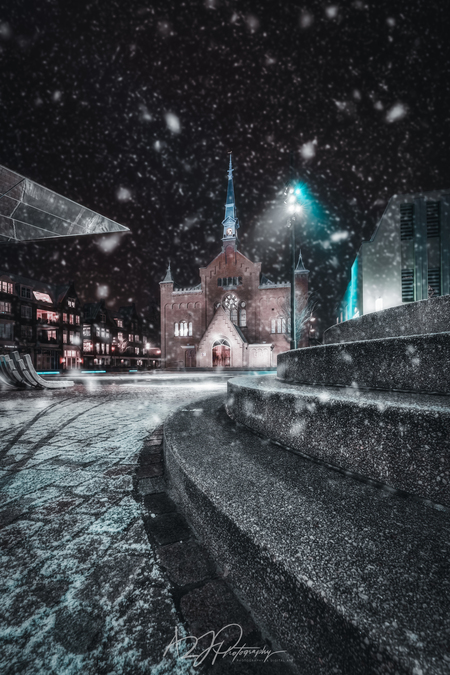 Leading Curve - - - foto door A2JPhotography op 20-01-2021 - deze foto bevat: lucht, straat, licht, sneeuw, winter, avond, landschap, drenthe, tegenlicht, kerk, stad, nacht, hoogeveen