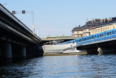 Metro's denderen over bruggen in stockholm