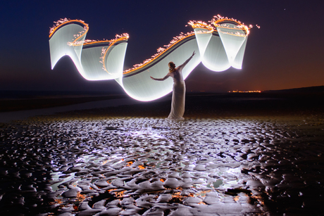 Lightpainting lichtzwaard en vuurwerk