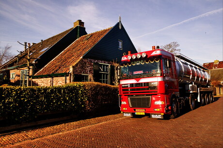 Een auto van Mostert en van de Weg