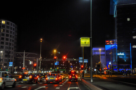 Straatbeeld Rotterdam bij nacht