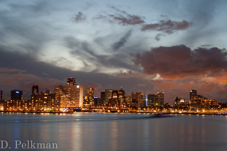 Rotterdam in de avond