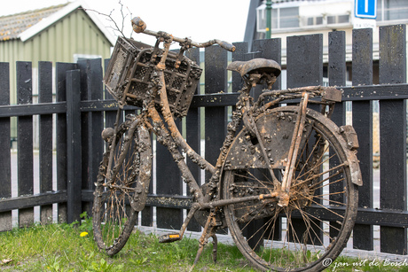 nieuwe water fiets in natuur kleur