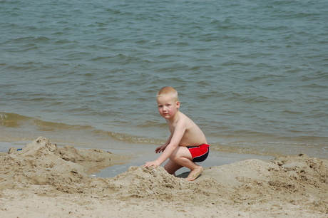 aan het strand spelen