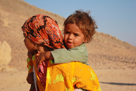 kinderen in de woestijn