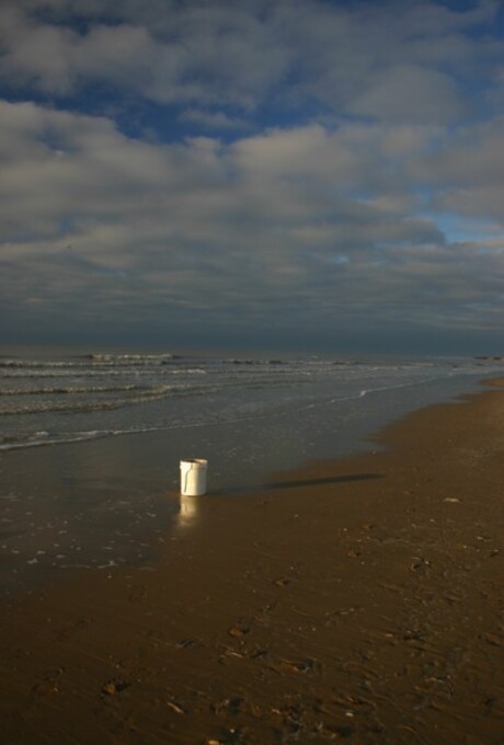 Strand met emmer